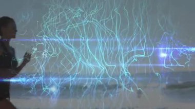 Mavi ışık dalgalanması plajın üzerinde sürükleniyor ve dişi koşucu spor yapmak için üstüste biniyor. Hareket, dinginlik, canlılık, soyut, dinamik, sağlıklı, doğa