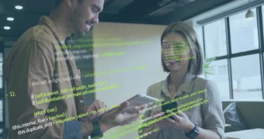 Mühendisler yeşil örtüyü gösteren ve hatayı düzelten telefon başında kod okurken tableti dinliyorlar. İşbirliği, takım çalışması, teknoloji, yenilik, iletişim, veri, programlama