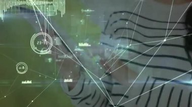 Kadın tableti tıklatıyor ve hologram veri düğümlerini ve grafikleri analiz etmek için ekranı kaydırıyor. Teknoloji, yenilik, veri, analitik, dijital, fütürist, iş