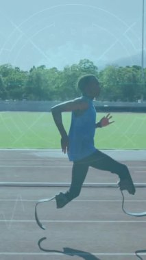Engelli Afro-Amerikan erkek koşucunun veri işleme animasyonu. Küresel spor ve dijital arayüz kavramı dijital olarak oluşturulmuş video.