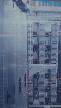 Sunucu odasında veri işleme animasyonu. küresel iş ve dijital arayüz kavramı dijital olarak oluşturulmuş video.