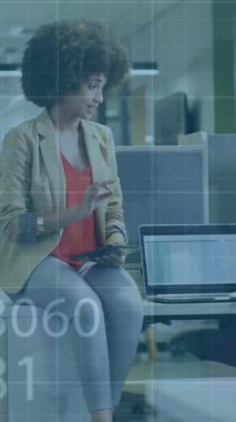 Finansal veri işlemeye karşı dijital arayüzde iki kızın birleşik görüntüsü. Küresel iş bağlantıları ve dijital arayüz konseptini dijital olarak oluşturur.