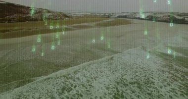 Sahildeki dalgalar boyunca yükselen yeşil çift haneli görüntüler birleşen kıyıları gösteriyor. Drone, sahil şeridi, dijital, veri, teknoloji, manzara, gelecek