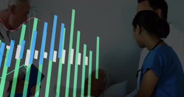 Tıp doktoru hemşireye katılıyor. Hayati belirtileri inceleyerek hastayı rahatlatıyor. Sağlık, hasta bakımı, klinik, teşhis, tıbbi ekip çalışması, veri görselleştirme, hastane