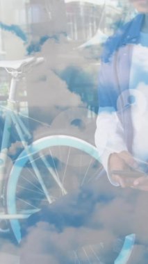 Ağ bağlantıları ve gökyüzü animasyonu. Akıllı telefon kullanan Afro-Amerikan erkeğinin üzerindeki bulutlar. Dijital olarak oluşturulmuş küresel bağlantılar, spor ve dijital arayüz kavramı.