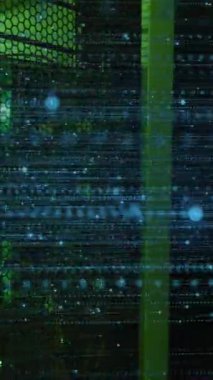 Arka plandaki veri sunucu odasının üzerindeki ışıklı hareketli noktaların canlandırması. Dijital bileşik, çoklu pozlama, aydınlatma, parçacıklar, ağ oluşturma, teknoloji ve ağ sunucu kavramı.