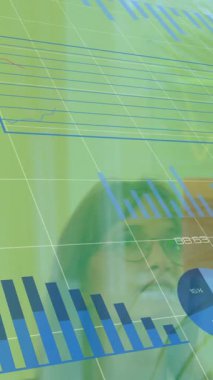 Grafiklerin animasyonu ve beyaz çalışma arkadaşlarının uçakta strateji tartışmaları. Dijital bileşik, çoklu pozlama, rapor, büyüme, takım çalışması, planlama ve iş konsepti.