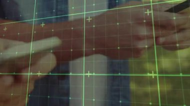 Yeşil şebeke görünümü iki arkadaşın bilgi alışverişinde bulunması ve akıllı telefonları dinlemesini tetikliyor. Teknoloji, iletişim, dijital, mobil, ağ, yenilik, işbirliği