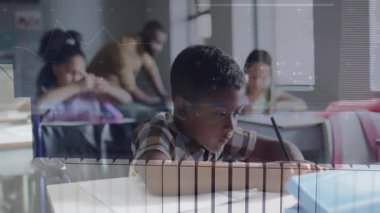 Öğrenci çalışma masasında yazı yazıyor, eğitim sınıfında bar çizelgeleri yükseliyor. Eğitim, sınıf, öğrenme, analiz, teknoloji, odaklanma, işbirliği