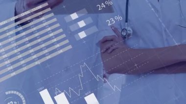 Tablet ekranını döndüren ve verileri başlatan doktorlar tıbbi inceleme için güncelleme tablolarını örtüyor. Tıbbi, işbirliği, dijital, teknoloji, sağlık, analiz, yenilik