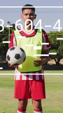 Futbolcu sahada sayısal veri animasyonuyla topu tutuyor. atlet, spor, teknoloji, analiz, dijital, istatistik