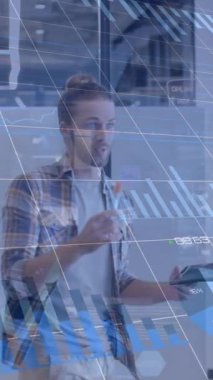 Grafik animasyonu ve değişen numaralar, çeşitli yöneticiler iş arkadaşlarına stratejiyi açıklıyor. Dijital bileşik, çoklu pozlama, rapor, iş, büyüme, takım çalışması ve teknoloji kavramı.