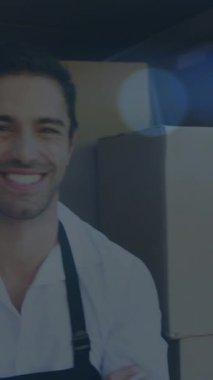 Kafkasyalı mutlu erkek teslimatçı üzerinde kartonlu ışık lekeleri canlandırması. küresel iş ve dijital arayüz kavramı dijital olarak oluşturulmuş video.