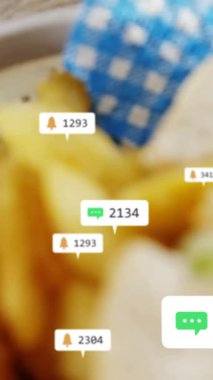 Sosyal medya etkileşimi sandviç ve patates kızartması üzerine animasyon simgeleri oluşturuyor. Gıda, fast food, iletişim, dijital, teknoloji, canlı