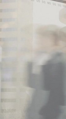 Ofis binasında çalışan insanları kapsayan ikili kod animasyonu. Teknoloji, dijital, bilgisayarlar, iş dünyası, çalışanlar, şirket