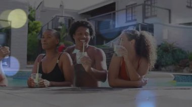 Yaşam tarzı arkadaşlar bilardo kenarına yaslanıp bardaklarını yudumlarken dördüncü arkadaş ortaya çıkıyor ve şemsiye ekliyor. Tatil, eğlence, sosyal, açık hava, canlılık, dostluk, rahatlama.