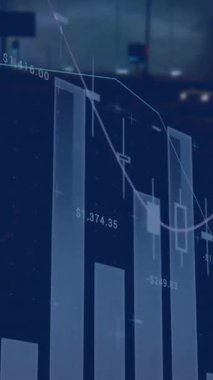 Şehir manzarası üzerinde finansal veri işleme animasyonu. Küresel finans, iş, bağlantılar, hesaplama ve veri işleme kavramı dijital olarak oluşturulmuş video.