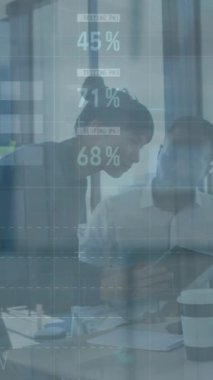 Muhtelif erkek ve kadınların ofiste tartıştığı istatistiksel veri işleme animasyonu. İş veri teknolojisi kavramı