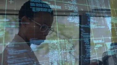 Laboratuar mühendisi tarama kodu üstüste dizme komutu, kontrol paneli kapma ve aygıt ayarları ayarlanıyor. Teknoloji, yenilik, fütüristik, bilimsel, dijital, profesyonel, analitik