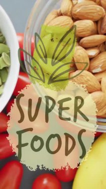Süper yiyecekler, sağlıklı meyve, fındık ve sebzeler üzerine animasyon metinleri yazıyor. Beslenme, sağlıklı beslenme, diyet, sağlık, süper yiyecekler, antioksidan.