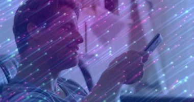 Evdeki adam akıllı telefonu kaldırıyor ve kilidi açıyor, gülümseyene kadar kayarken teknolojik kaplamayı gösteriyor. Teknoloji, dijital, modern, rahatlama, yaşam tarzı, minimalizm, yenilik