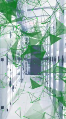 Sunucu odasının üzerinde şekillerin ve beyaz çizgilerin animasyonu. Küresel teknoloji ve dijital arayüz kavramı, dijital olarak oluşturulmuş video.