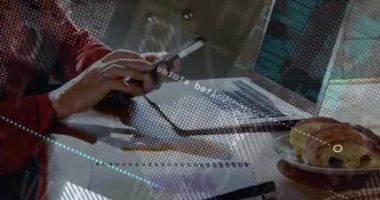 Akıllı telefon çalan bir kadın iş incelemesi için dünya haritalarını kullanıyor sonra da dizüstü bilgisayarında çizelgeler yazıyor. Dijital, analitik, modern, profesyonel, çalışma alanı, yenilikçi, teknoloji