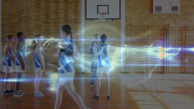 Spor salonunda yarışan parlak enerji kurdelesi antrenmanda basketbol oynayan genç oyuncuyu güçlendirdi. Dinamik, yenilik, canlılık, takım çalışması, fütüristik, atletizm, motivasyon