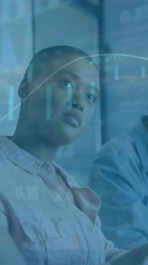 Toplantıdaki çeşitli iş adamları üzerindeki veri eğilimlerinin analizi. takım çalışması, veri analizi, istatistik, işbirliği, şirket, strateji