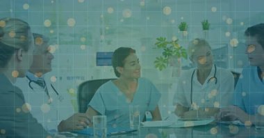 Cam tepeli masada oturan tıbbi ekip, şebekeler örtüşüyor ve çizelge incelenirken parlıyor. İşbirliği, profesyonellik, sağlık, takım çalışması, danışma, modern, klinik