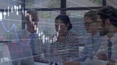 Üst düzey yönetici dizüstü bilgisayarı açarken takım üst üste binen finansal çizelgeyi gözden geçiriyor. İş, takım çalışması, işbirliği, veri analizi, modern, kurumsal, profesyonel