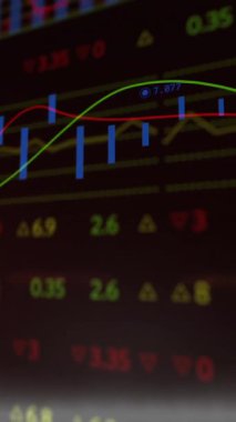 Siyah arka planda finansal veri işleme animasyonu. Küresel iş, finans ve dijital arayüz kavramı dijital olarak oluşturulmuş video.