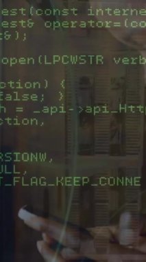Akıllı telefon kullanan kadın üzerindeki veri işleme ve şekillerin animasyonu. Küresel iş ve dijital arayüz kavramı, dijital olarak oluşturulmuş video.