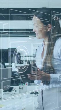 Ofiste iş tartışan çeşitli kadın meslektaşların veri işleme animasyonları. Küresel iş, finans, iletişim ve dijital arayüz kavramı dijital olarak oluşturulmuş video.