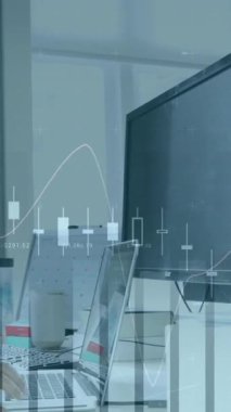 Ofisteki iş kadınıyla ilgili finansal veri işleme animasyonu. Küresel hesaplama, dijital arayüz ve veri işleme kavramı dijital olarak oluşturulmuş video.