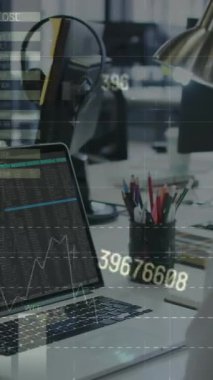 Ofisteki bilgisayar kullanan Kafkas iş kadınının finansal veri işleme animasyonu. Küresel finans, iş, bağlantılar, hesaplama ve veri işleme kavramı dijital olarak oluşturulmuş video.