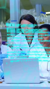 Laptop kullanan çeşitli bilim adamları üzerinde kimyasal formüllerin ve veri işlemenin animasyonu. Küresel bilim ve dijital arayüz kavramı dijital olarak oluşturulmuş video.