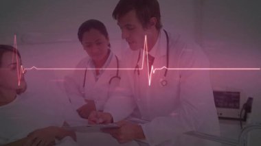 EKG dalgası nabzı, doktor ters çeviriyor ve sonuçları hemşire kafa sallamasıyla açıklıyor. Tıbbi, sağlık, tanı, teknoloji, profesyonel, muayene, klinik