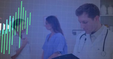 Yükleme çizelgesinde yükselen, doktor pano izleme ölçümlerini incelerken tıbbi personelin sohbet etmesi. Sağlık, veri görselleştirme, klinik, takım çalışması, analiz, profesyonel, teşhis