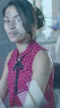 Ofisteki iş kadınıyla ilgili finansal veri işleme animasyonu. Küresel finans, iş, bağlantılar, hesaplama ve veri işleme kavramı dijital olarak oluşturulmuş video.