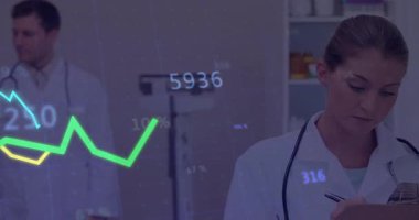 Kadın doktor verileri kaydederken erkek doktor da kareye girip hayati organları gösteriyor. Sağlık, analitik, profesyonellik, yenilik, teknoloji, işbirliği, klinik