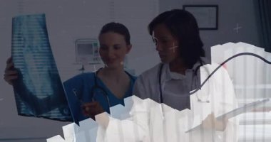 Hemşireler panjurlara röntgen çekerken ve doktorlar bölgeyi gösterirken teşhis sırasında 3D çizelgeler yükseliyor. Tıbbi, tanı, sağlık, analiz, işbirliği, veri görselleştirme, klinik