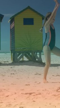 Beyaz bir kızın el ele yürümesi üzerine parlayan ışıkların animasyonu. Egzersiz, refah, açık hava yaşam tarzı, yaz ve tatil konsepti dijital olarak oluşturulmuş video.