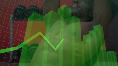 Fitness grafiği iz sürme sürecini üst üste koyarken dambıl tutan ve ağırlık kaldıran adam. Kuvvet, dayanıklılık, ölçüm, kararlılık, performans, kas, analitik