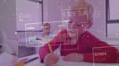 Kırmızı kazak giyen sarışın çocuk yazı yazıyor ve eğitim taramasını başlatıyor. Kalem darbelerini örtüyor. Eğitim, öğrenme, teknoloji, sınıf, öğrenciler, dijital, odaklanma