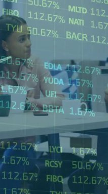 Borsa verileriyle masada yemek yiyen iki kişi animasyonu örtüyor. Maliye, yatırım, ticaret, veri analizi, ekonomi, ortaklık