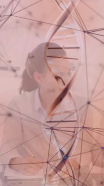 Ofiste çeşitli profesyonellerle DNA ipliklerinin animasyonu, ağ oluşturma ve çalışma. Biyoteknoloji, genetik, işbirliği, takım çalışması, çeşitlilik, yenilik