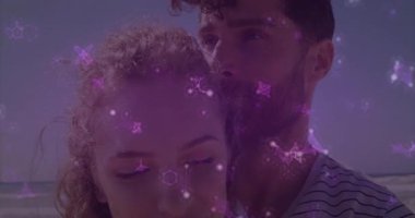 Su kenarında kucaklaşan bir çift, mor moleküler animasyonları aktifleştiriyor romantizm teknolojisini arttırıyor. Romantizm, bağlantı, uyum, dinginlik, soyut, dijital, şefkat