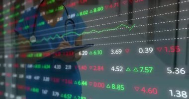 Hastane koridorundaki klinisyen piyasaları yazarken ve takip ederken temiz finans verileri görüyor. Tıbbi, teknoloji, profesyonel, analitik, gelecek, çalışma alanı, sağlık