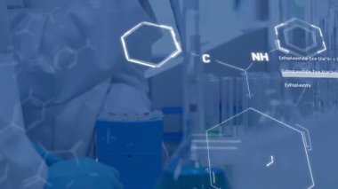 Laboratuvar bilimadamı mikropipet örnekleri şeffaf moleküller olarak veri gösteren tüplerin üzerinde canlandırıyor. Araştırma, yenilik, bilimsel, teknoloji, laboratuvar, kimya, görselleştirme